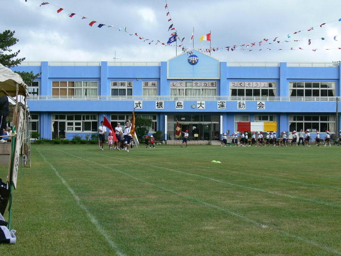 夏の式根島中学校